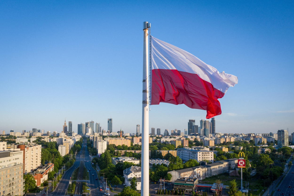 Na fladze RP nie wolno umieszczać żadnych napisów ani rysunków. Flaga nigdy nie może też dotknąć podłogi, ziemi, bruku lub wody - Dzień Flagi Rzeczypospolitej Polskiej oraz Dzień Polonii i Polaków poza granicami kraju łączy manifestowanie przywiązania do barw i symboli narodowych.