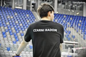 To miała być przepustka do powrotu do siatkarskiej elity. Tymczasem Pierrot Czarni Radom kończą sezon już na etapie ćwierćfinałów. Choć radomianie rozpoczęli decydujące spotkanie od wygranej partii, nie potrafili utrzymać poziomu i po tie-breaku musieli uznać wyższość Mickiewicza Kluczbork.