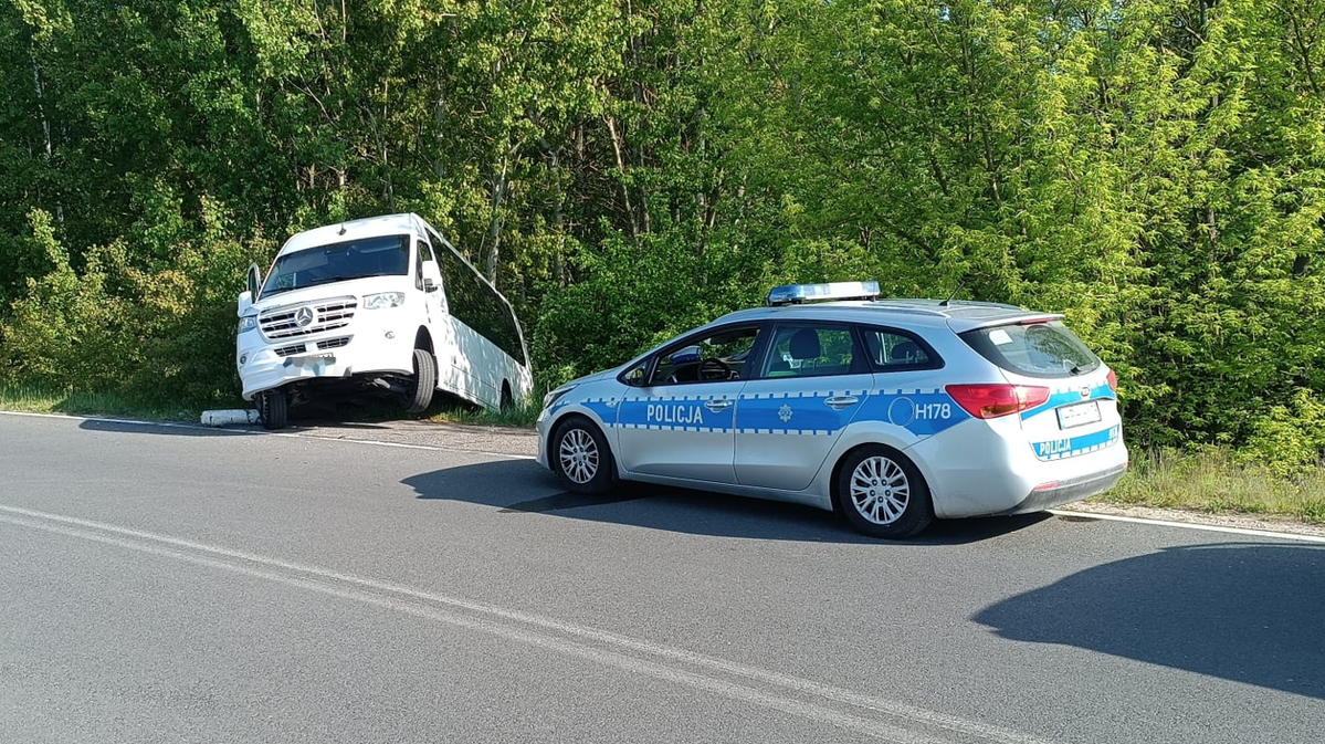W sobotni poranek, 3 maja, w miejscowości Olszamy w gminie Promna doszło do zaskakującego zdarzenia. Policjanci z Białobrzegów zostali wezwani do autobusu, który „wylądował” w przydrożnym rowie. Na miejscu funkcjonariusze zastali pojazd marki Mercedes oraz dwóch młodych mężczyzn – 18- i 22-latka pochodzących z powiatu miechowskiego.