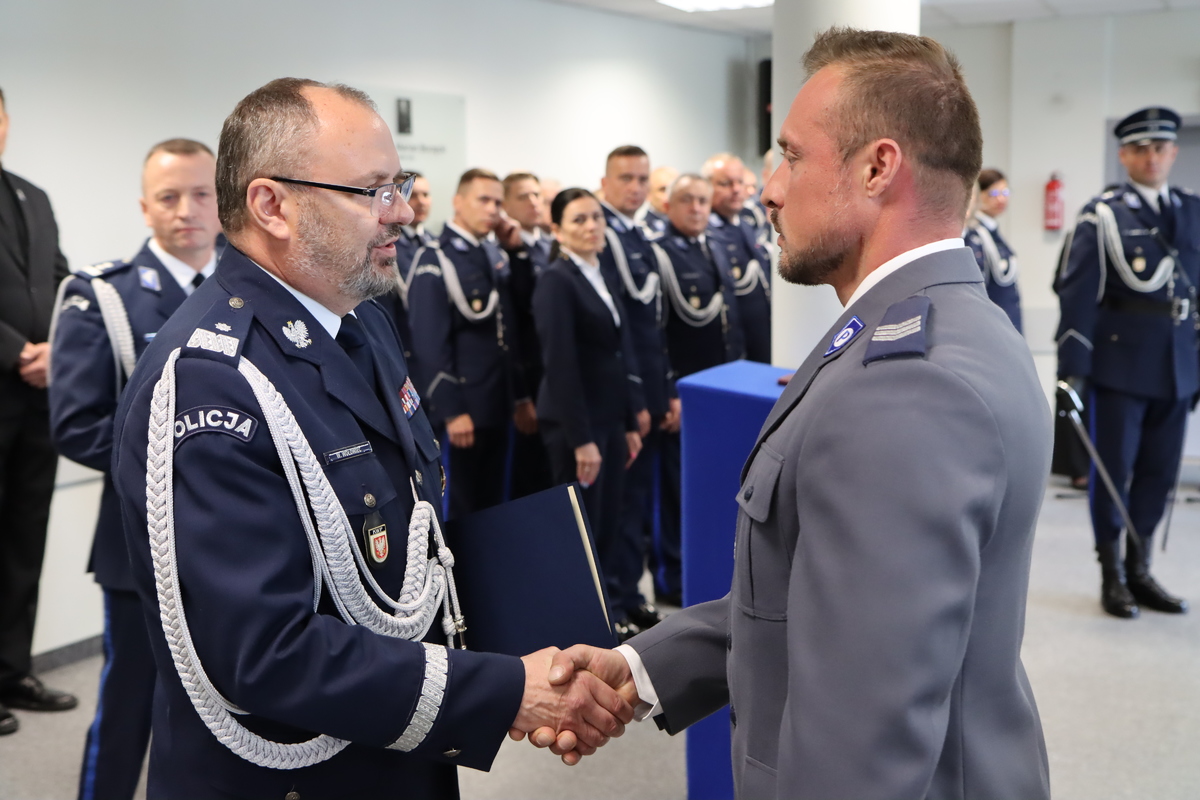 W czasie wolnym od służby dwukrotnie uratował tonące dzieci – za swoją postawę został publicznie doceniony. Sierż. szt. Konrad Klimowicz, dzielnicowy z Komisariatu Policji w Pionkach, otrzymał podziękowania od Komendanta Wojewódzkiego Policji zs. w Radomiu nadinsp. Waldemara Wołowca.