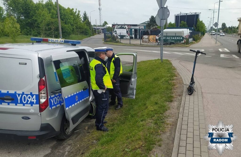 Nietrzeźwy 28-latek poruszający się hulajnogą elektryczną został zatrzymany przez policjantów z radomskiej drogówki. Mężczyzna miał 1,5 promila alkoholu i tłumaczył, że jechał z różą do partnerki. Został ukarany mandatem w wysokości 2500 złotych.