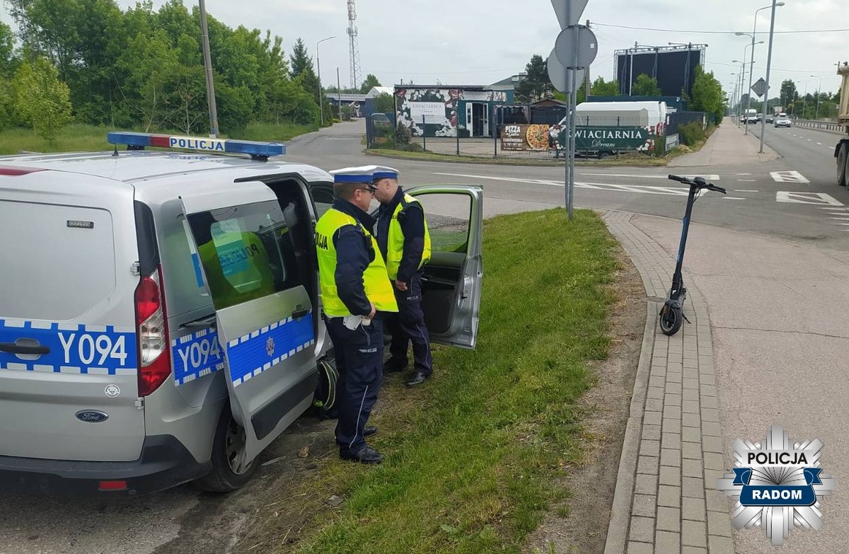 Nietrzeźwy 28-latek poruszający się hulajnogą elektryczną został zatrzymany przez policjantów z radomskiej drogówki. Mężczyzna miał 1,5 promila alkoholu i tłumaczył, że jechał z różą do partnerki. Został ukarany mandatem w wysokości 2500 złotych.