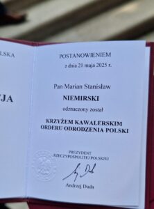 Starosta przysuski Marian Niemirski został uhonorowany jednym z najwyższych odznaczeń państwowych. W poniedziałek, 26 maja 2025 roku, podczas uroczystości w Ogrodach Pałacu Prezydenckiego w Warszawie, odebrał z rąk Prezydenta Andrzeja Dudy Krzyż Kawalerski Orderu Odrodzenia Polski.