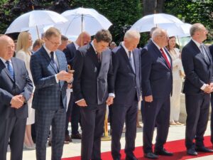 Starosta przysuski Marian Niemirski został uhonorowany jednym z najwyższych odznaczeń państwowych. W poniedziałek, 26 maja 2025 roku, podczas uroczystości w Ogrodach Pałacu Prezydenckiego w Warszawie, odebrał z rąk Prezydenta Andrzeja Dudy Krzyż Kawalerski Orderu Odrodzenia Polski.