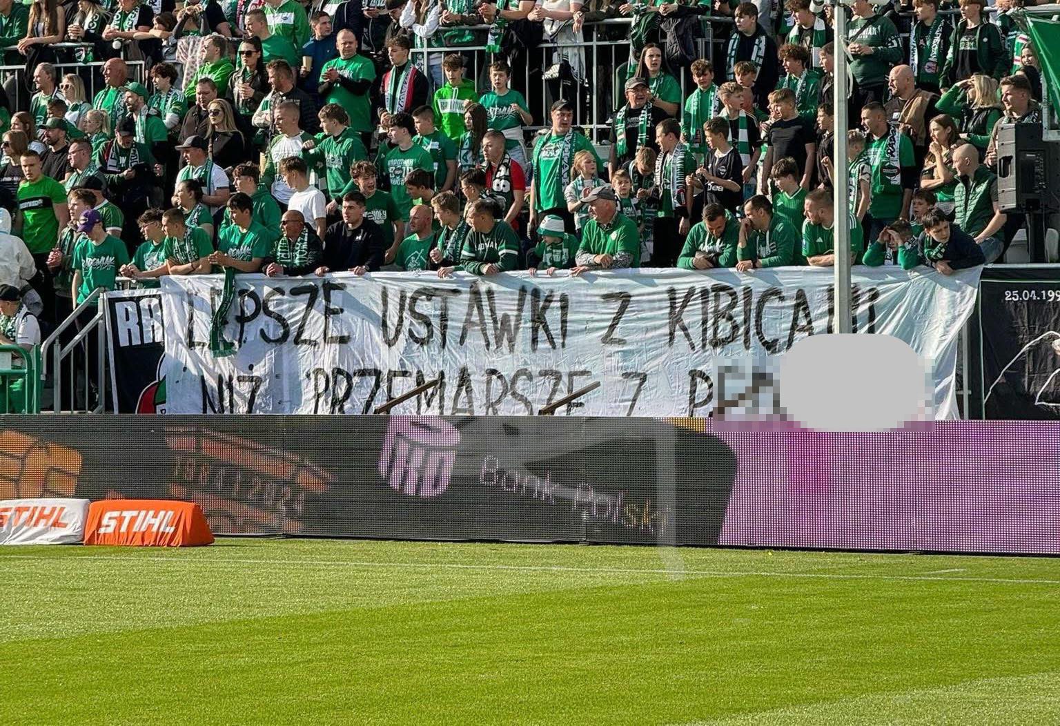 Choć gorący okres wyborczy w Polsce dobiega końca, emocje wciąż sięgają zenitu – również na stadionach piłkarskich. Kibice Radomiaka Radom po raz kolejny zamanifestowali swój sprzeciw wobec kandydatury Rafała Trzaskowskiego w wyborach prezydenckich, wywieszając transparent uderzający w obecnego prezydenta Warszawy.