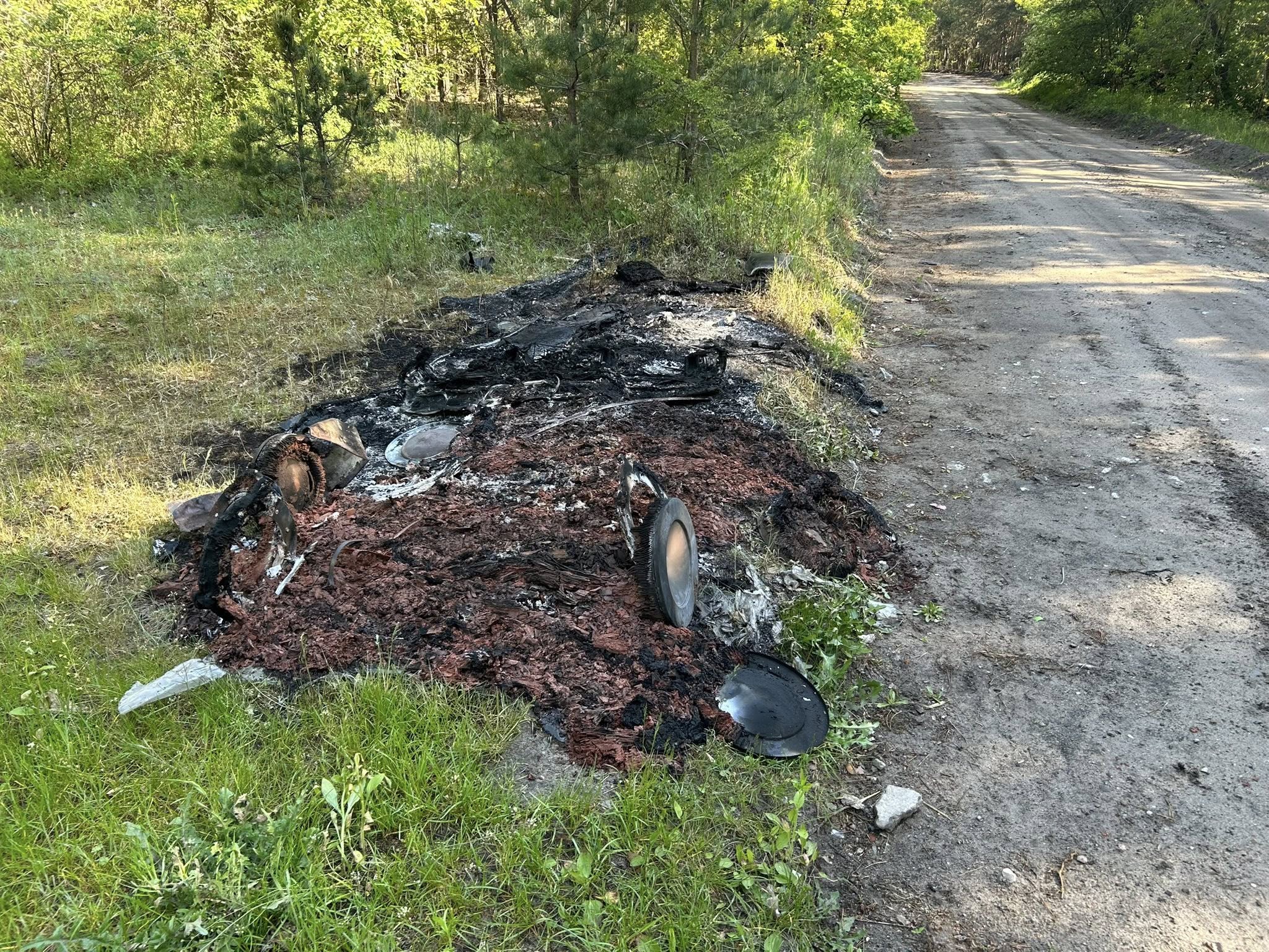 W ostatnim czasie na łamach naszego portalu informowaliśmy o sytuacji związanej z podpaleniem śmieci zebranych przez mieszkańców Radomia i organizacje społeczne podczas sprzątania doliny rzeki Mlecznej. Mimo że odpady zostały posegregowane i zgłoszone do odbioru przez Zakład Usług Komunalnych, przez ponad 10 dni nikt ich nie zabrał. Ostatecznie śmieci zostały podpalone – najprawdopodobniej celowo. Sprawa wywołała społeczne oburzenie i medialny szum. Prezydent miasta Łukasz Molenda zapowiedział wówczas spotkanie z organizatorami inicjatywy, które miało odbyć się w ciągu dwóch tygodni. Minęły trzy tygodnie – spotkania nie było. I znów historia się powtarza.