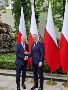 Starosta przysuski Marian Niemirski został uhonorowany jednym z najwyższych odznaczeń państwowych. W poniedziałek, 26 maja 2025 roku, podczas uroczystości w Ogrodach Pałacu Prezydenckiego w Warszawie, odebrał z rąk Prezydenta Andrzeja Dudy Krzyż Kawalerski Orderu Odrodzenia Polski.