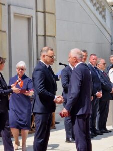 Starosta przysuski Marian Niemirski został uhonorowany jednym z najwyższych odznaczeń państwowych. W poniedziałek, 26 maja 2025 roku, podczas uroczystości w Ogrodach Pałacu Prezydenckiego w Warszawie, odebrał z rąk Prezydenta Andrzeja Dudy Krzyż Kawalerski Orderu Odrodzenia Polski.