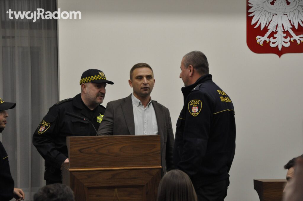 Radomska prokuratura wszczęła dochodzenie w sprawie zajść z udziałem Roberta Bąkiewicza w marcu na sesji rady miejskiej. Działacz wraz z grupą towarzyszących mu ludzi zakłócił obrady poświęcone planom utworzenia w Radomiu centrum integracji cudzoziemców. Interweniowały straż miejska i policja.
