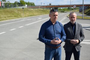 Radomscy radni Prawa i Sprawiedliwości podnieśli temat sposobu realizacji III odcinka trasy NS. Ich zdaniem inwestycja jest opóźniona, okrojona i znacząco droższa niż pierwotnie zakładano. Podczas konferencji prasowej zapowiedzieli, że będą domagać się od prezydenta konkretnych wyjaśnień – nawet jeśli miałoby to oznaczać zwołanie nadzwyczajnej sesji Rady Miejskiej.