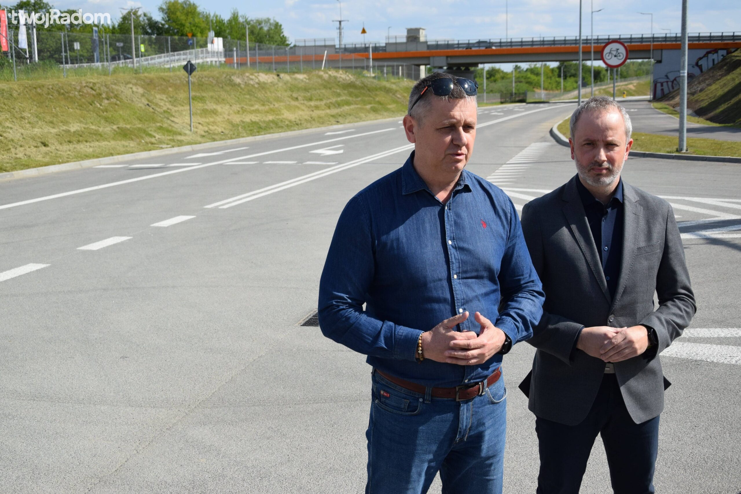 Radomscy radni Prawa i Sprawiedliwości podnieśli temat sposobu realizacji III odcinka trasy NS. Ich zdaniem inwestycja jest opóźniona, okrojona i znacząco droższa niż pierwotnie zakładano. Podczas konferencji prasowej zapowiedzieli, że będą domagać się od prezydenta konkretnych wyjaśnień – nawet jeśli miałoby to oznaczać zwołanie nadzwyczajnej sesji Rady Miejskiej.