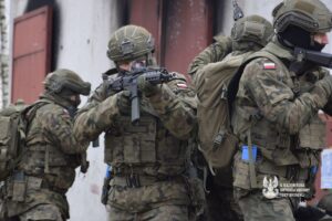 Blisko 30 żołnierzy 6 Mazowieckiej Brygady Obrony Terytorialnej wzięło udział w kolejnej edycji zajęć z Mobilnymi Zespołami Szkoleniowymi. Celem szkolenia jest nie tylko doskonalenie umiejętności - w tej edycji z zakresu czarnej taktyki, ale również nauka przekazywania wiedzy dalej.  