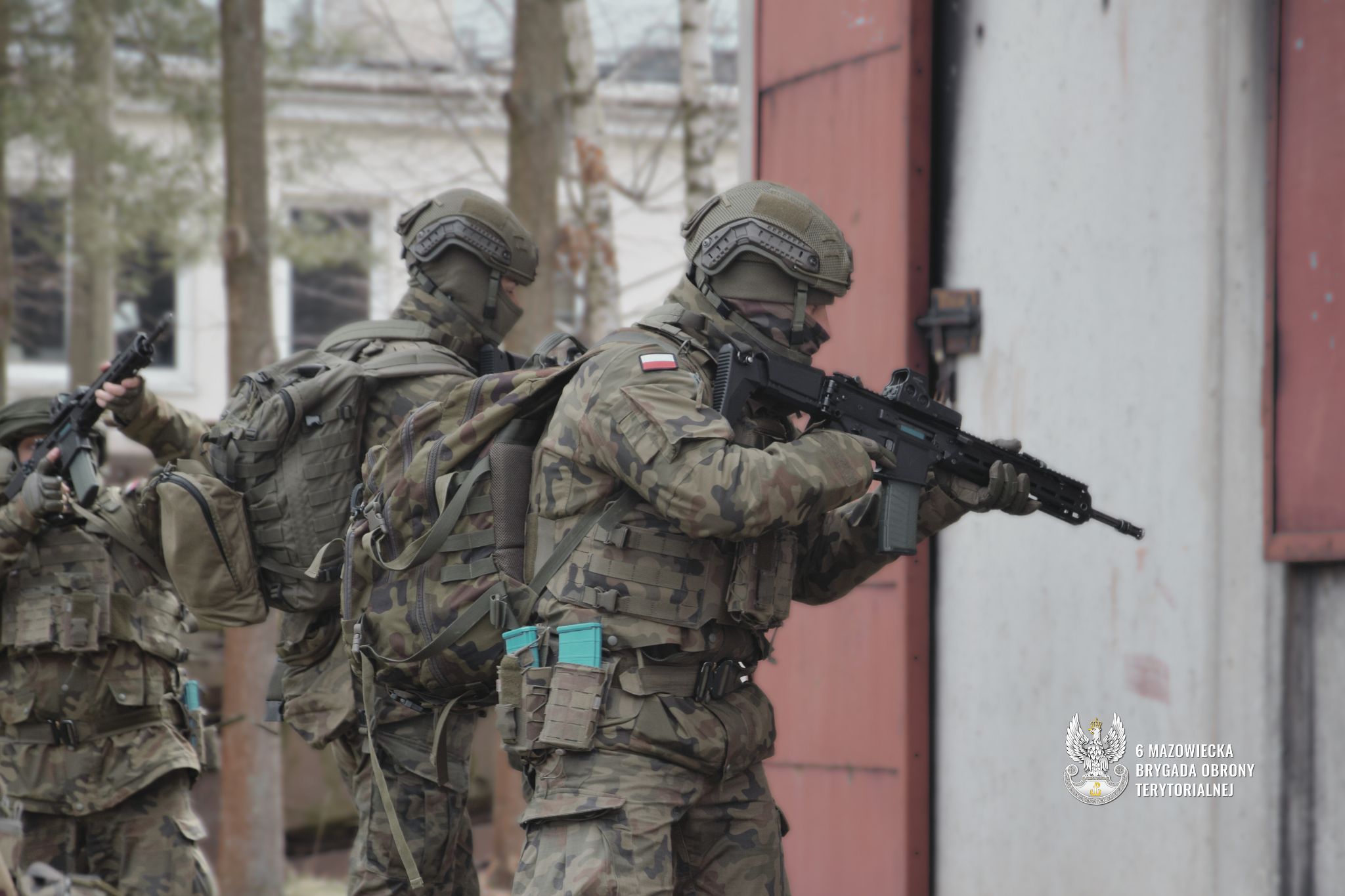 Blisko 30 żołnierzy 6 Mazowieckiej Brygady Obrony Terytorialnej wzięło udział w kolejnej edycji zajęć z Mobilnymi Zespołami Szkoleniowymi. Celem szkolenia jest nie tylko doskonalenie umiejętności - w tej edycji z zakresu czarnej taktyki, ale również nauka przekazywania wiedzy dalej.  