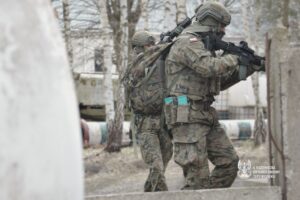 Blisko 30 żołnierzy 6 Mazowieckiej Brygady Obrony Terytorialnej wzięło udział w kolejnej edycji zajęć z Mobilnymi Zespołami Szkoleniowymi. Celem szkolenia jest nie tylko doskonalenie umiejętności - w tej edycji z zakresu czarnej taktyki, ale również nauka przekazywania wiedzy dalej.  