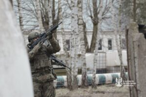 Blisko 30 żołnierzy 6 Mazowieckiej Brygady Obrony Terytorialnej wzięło udział w kolejnej edycji zajęć z Mobilnymi Zespołami Szkoleniowymi. Celem szkolenia jest nie tylko doskonalenie umiejętności - w tej edycji z zakresu czarnej taktyki, ale również nauka przekazywania wiedzy dalej.  