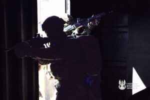 Blisko 30 żołnierzy 6 Mazowieckiej Brygady Obrony Terytorialnej wzięło udział w kolejnej edycji zajęć z Mobilnymi Zespołami Szkoleniowymi. Celem szkolenia jest nie tylko doskonalenie umiejętności - w tej edycji z zakresu czarnej taktyki, ale również nauka przekazywania wiedzy dalej.  