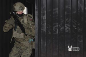 Blisko 30 żołnierzy 6 Mazowieckiej Brygady Obrony Terytorialnej wzięło udział w kolejnej edycji zajęć z Mobilnymi Zespołami Szkoleniowymi. Celem szkolenia jest nie tylko doskonalenie umiejętności - w tej edycji z zakresu czarnej taktyki, ale również nauka przekazywania wiedzy dalej.  