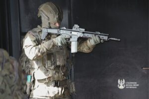 Blisko 30 żołnierzy 6 Mazowieckiej Brygady Obrony Terytorialnej wzięło udział w kolejnej edycji zajęć z Mobilnymi Zespołami Szkoleniowymi. Celem szkolenia jest nie tylko doskonalenie umiejętności - w tej edycji z zakresu czarnej taktyki, ale również nauka przekazywania wiedzy dalej.  