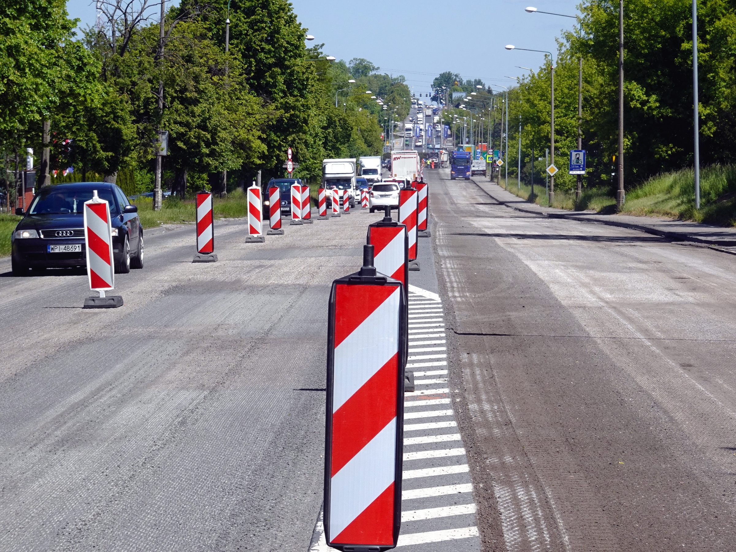 Na Halinowie rozpoczął się pierwszy etap robót związanych z wymianą nawierzchni jednej z głównych ulic Radomia – ulicy Kieleckiej. Nowa warstwa ścieralna asfaltu pojawi się docelowo na 3,5-kilometrowym fragmencie dawnej drogi krajowej nr 7. Fot. MZDiK