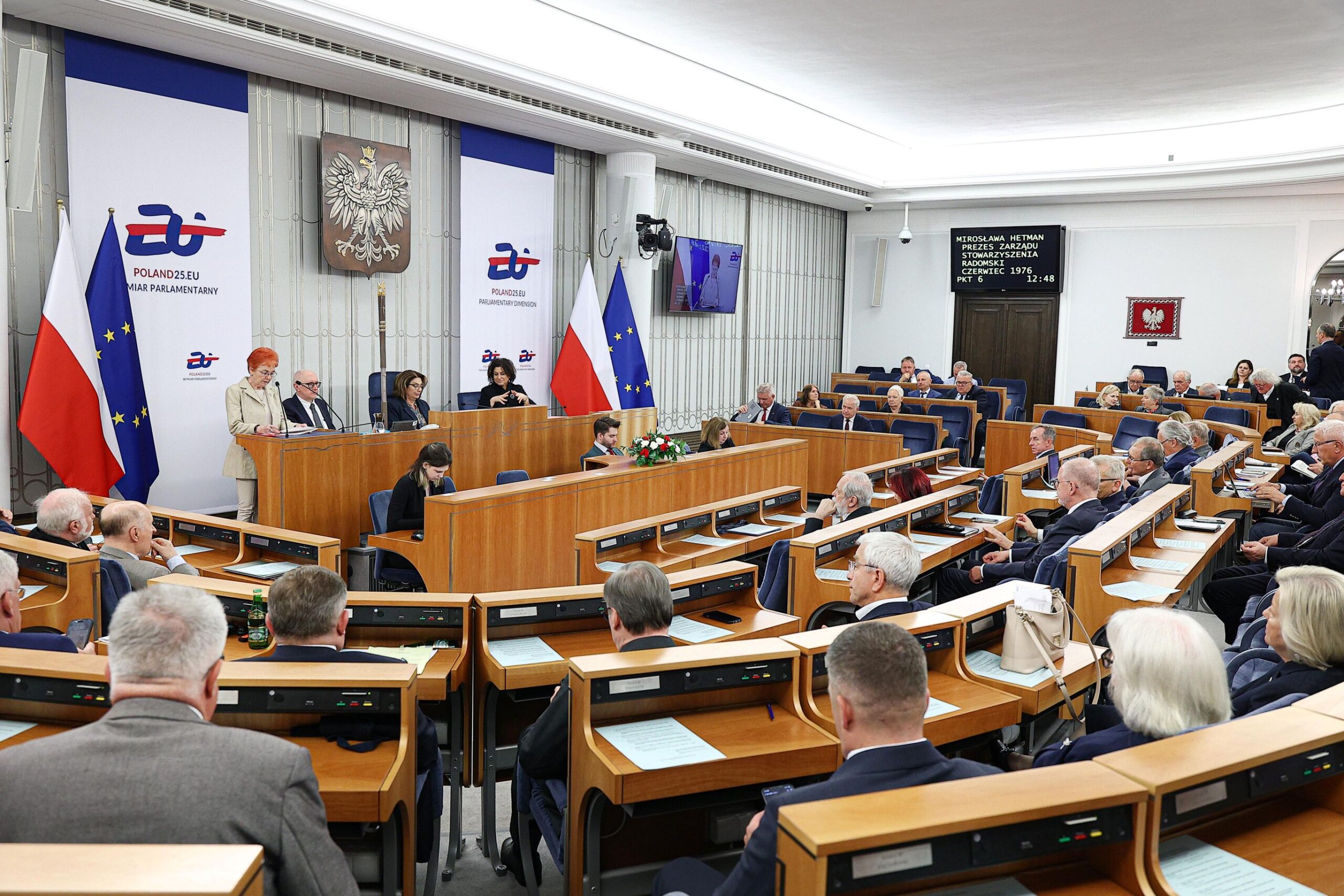 Na 34. posiedzeniu Senatu Rzeczypospolitej Polskiej, które odbyło się 14 maja br., senatorowie jednogłośnie podjęli uchwałę ustanawiającą rok 2026 Rokiem Robotniczego Protestu Czerwca 1976. Inicjatywa ta, zgłoszona przez senatora Wojciecha Skurkiewicza oraz senatorów Prawa i Sprawiedliwości, ma na celu upamiętnienie 50. rocznicy wydarzeń, które na zawsze wpisały się w historię walki o wolność i godność ludzi pracy w PRL-u.