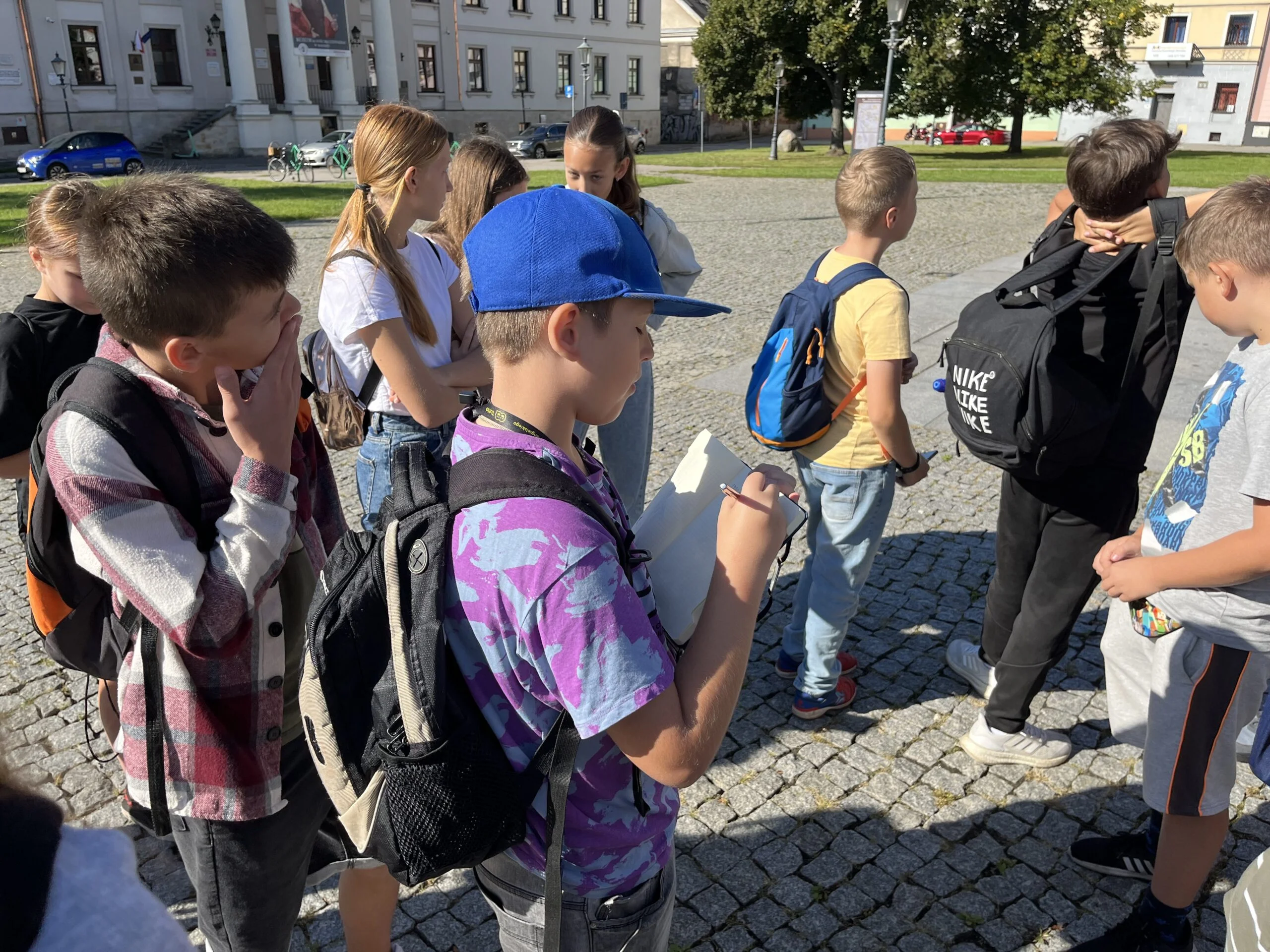 Radomskie szkoły podstawowe mogą ponownie wziąć udział w cyklu edukacyjnych spacerów miejskich. Projekt „Poznaj swoje miasto”, organizowany przez Gminę Miasta Radomia we współpracy z Lokalną Organizacją Turystyczną Ziemi Radomskiej, właśnie wchodzi w swoją czwartą edycję.