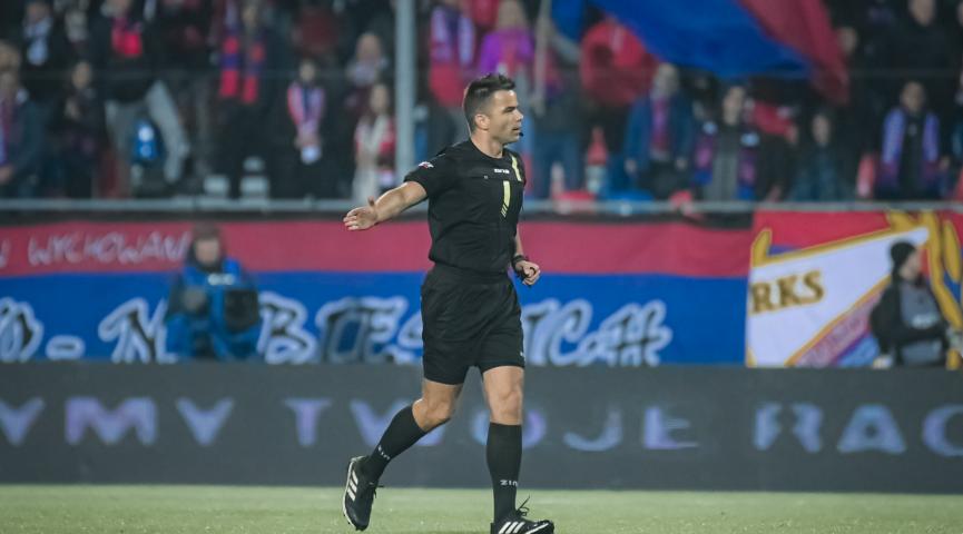 Sebastian Krasny poprowadzi sobotni mecz Radomiaka z Pogonią. Arbiter z Krakowa szesnastokrotnie w swojej karierze był rozjemcą w spotkaniach z udziałem Zielonych.