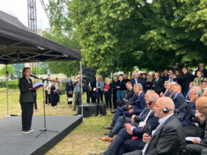 W Berlinie, tuż obok niemieckiego parlamentu, stanął symboliczny, tymczasowy pomnik upamiętniający polskie ofiary II wojny światowej. To efekt wieloletnich starań niemieckiego architekta Floriana Mausbacha oraz jego syna Leo – 34-letniego Berlińczyka, który od lat mieszka w Polsce i jest związany z Radomiem. Ich wspólną misją jest budowanie mostów między Polakami a Niemcami.