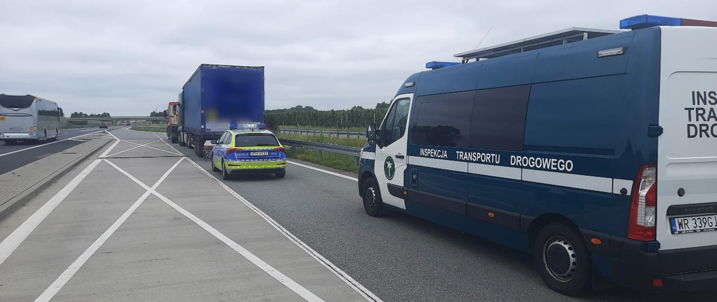 Ponad 0,6 promila alkoholu miał w wydychanym powietrzu kierowca 40 - tonowego zestawu. Został zatrzymany do standardowej kontroli przez inspektorów mazowieckiej Inspekcji Transportu Drogowego z Radomia. Okazało się też, że przedsiębiorca nie pobrał danych z karty kierowcy i z tachografu cyfrowego w terminie. 57 - letniego kierowcę przekazano do dalszych czynności policjantom z Grójca.