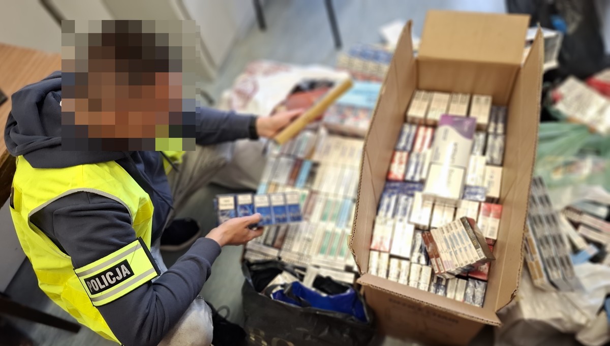 Policjanci z Wydziału do walki z Przestępczością Gospodarczą Komendy Miejskiej Policji w Radomiu zatrzymali dwóch mieszkańców miasta, którzy posiadali wyroby tytoniowe bez polskich znaków akcyzy. Funkcjonariusze zabezpieczyli w sumie blisko 4500 paczek papierosów oraz 5 kilogramów krajanki tytoniowej.