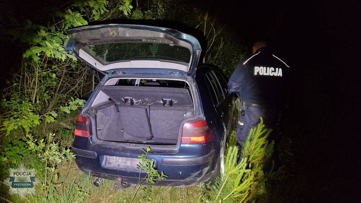 Policjanci z Przysuchy zatrzymali czterech mężczyzn w wieku od 20 do 30 lat, którzy od początku roku mieli dokonywać licznych kradzieży na terenie powiatu przysuskiego. Ich łupem padało m.in. paliwo, kable oraz sprzęt elektryczny. Do przełomu w sprawie doszło 9 czerwca, kiedy funkcjonariusze odnaleźli porzucony pojazd z kluczowymi śladami – dokumentami, paliwem oraz narkotykami.