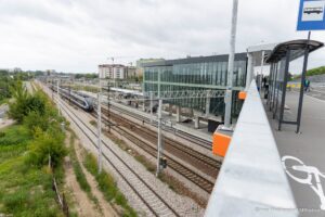 W piątek, 27 czerwca, w Radomiu oficjalnie otwarto nowy wiadukt drogowy w ciągu ulicy Żeromskiego oraz przystanek kolejowy Radom Wschodni. To jedna z najważniejszych inwestycji infrastrukturalnych ostatnich lat w mieście. W uroczystości wziął udział m.in. minister infrastruktury Dariusz Klimczak.