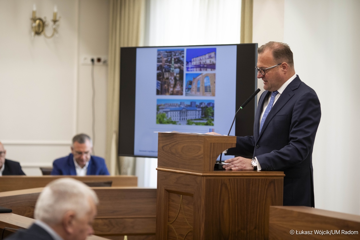 Radni Rady Miejskiej w Radomiu udzielili prezydentowi Radosławowi Witkowskiemu zarówno wotum zaufania, jak i absolutorium za wykonanie budżetu miasta za 2024 rok. Za przyjęciem obu uchwał głosowali wszyscy radni Radomskiego Paktu Samorządowego.