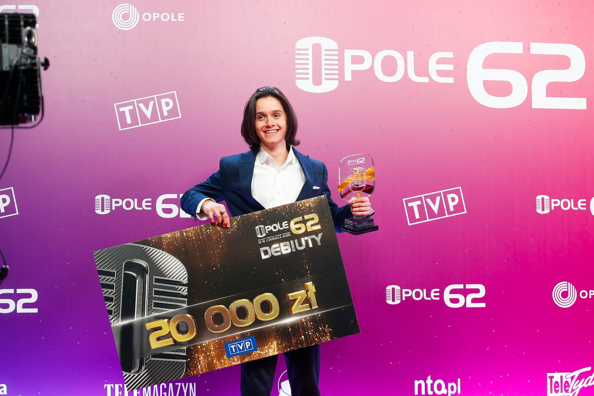 Stasiek Kukulski to młody wokalista związany z Radomiem, który ostatnio zrobił duże wrażenie na Festiwalu w Opolu. Jego występ w koncercie Debiuty 2025 zdobył uznanie widzów, co potwierdziło przyznanie mu Nagrody Publiczności. Utwór, który zaprezentował, nosi tytuł „Dla Ciebie bym mógł” i poruszył serca wielu osób.