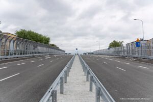 W piątek, 27 czerwca, w Radomiu oficjalnie otwarto nowy wiadukt drogowy w ciągu ulicy Żeromskiego oraz przystanek kolejowy Radom Wschodni. To jedna z najważniejszych inwestycji infrastrukturalnych ostatnich lat w mieście. W uroczystości wziął udział m.in. minister infrastruktury Dariusz Klimczak.