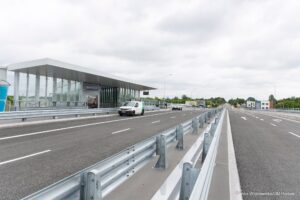 W piątek, 27 czerwca, w Radomiu oficjalnie otwarto nowy wiadukt drogowy w ciągu ulicy Żeromskiego oraz przystanek kolejowy Radom Wschodni. To jedna z najważniejszych inwestycji infrastrukturalnych ostatnich lat w mieście. W uroczystości wziął udział m.in. minister infrastruktury Dariusz Klimczak.