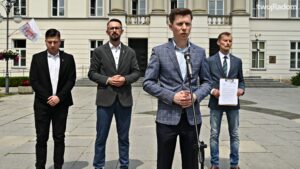 W środę, 18 czerwca na placu Corazziego w Radomiu odbyła się konferencja prasowa zorganizowana przez radomskie struktury Ruchu Narodowego. Tematem spotkania były kontrowersyjne nagrania ujawnione przez TV Republikę, przedstawiające rozmowę premiera Donalda Tuska z Romanem Giertychem. W jej trakcie padły słowa, które wywołały burzę – szef rządu miał określić mieszkańców Radomia mianem „zjeb*w”.