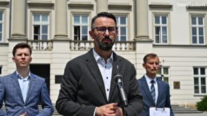 W środę, 18 czerwca na placu Corazziego w Radomiu odbyła się konferencja prasowa zorganizowana przez radomskie struktury Ruchu Narodowego. Tematem spotkania były kontrowersyjne nagrania ujawnione przez TV Republikę, przedstawiające rozmowę premiera Donalda Tuska z Romanem Giertychem. W jej trakcie padły słowa, które wywołały burzę – szef rządu miał określić mieszkańców Radomia mianem „zjeb*w”.