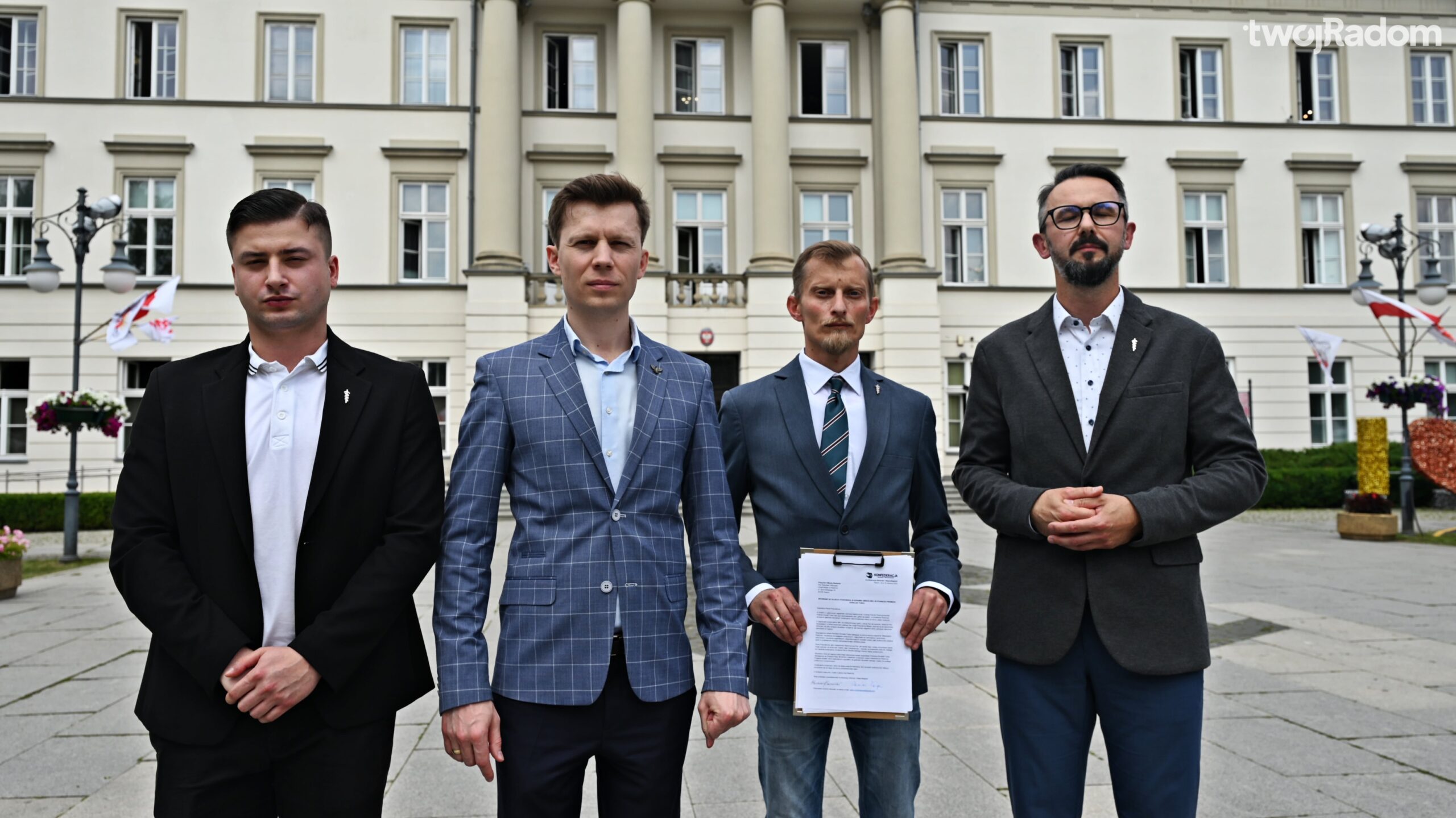 W środę, 18 czerwca na placu Corazziego w Radomiu odbyła się konferencja prasowa zorganizowana przez radomskie struktury Ruchu Narodowego. Tematem spotkania były kontrowersyjne nagrania ujawnione przez TV Republikę, przedstawiające rozmowę premiera Donalda Tuska z Romanem Giertychem. W jej trakcie padły słowa, które wywołały burzę – szef rządu miał określić mieszkańców Radomia mianem „zjeb*w”.