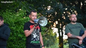 Kibice Radomiaka upamiętnili 49. rocznicę Czerwca ’76 marszem w centrum Radomia. Fani Zielonych przeszli od rynku pod pomnik wydarzeń czerwcowych, gdzie złożyli kwiaty. Całe wydarzenie uświetniły odpalone race.