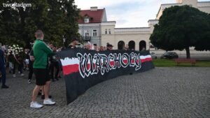 Kibice Radomiaka upamiętnili 49. rocznicę Czerwca ’76 marszem w centrum Radomia. Fani Zielonych przeszli od rynku pod pomnik wydarzeń czerwcowych, gdzie złożyli kwiaty. Całe wydarzenie uświetniły odpalone race.