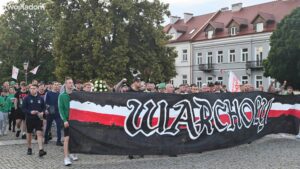 Kibice Radomiaka upamiętnili 49. rocznicę Czerwca ’76 marszem w centrum Radomia. Fani Zielonych przeszli od rynku pod pomnik wydarzeń czerwcowych, gdzie złożyli kwiaty. Całe wydarzenie uświetniły odpalone race.
