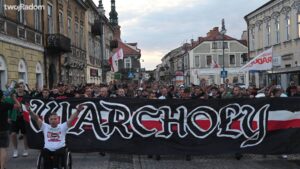 Kibice Radomiaka upamiętnili 49. rocznicę Czerwca ’76 marszem w centrum Radomia. Fani Zielonych przeszli od rynku pod pomnik wydarzeń czerwcowych, gdzie złożyli kwiaty. Całe wydarzenie uświetniły odpalone race.