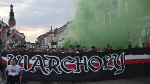 Kibice Radomiaka upamiętnili 49. rocznicę Czerwca ’76 marszem w centrum Radomia. Fani Zielonych przeszli od rynku pod pomnik wydarzeń czerwcowych, gdzie złożyli kwiaty. Całe wydarzenie uświetniły odpalone race.