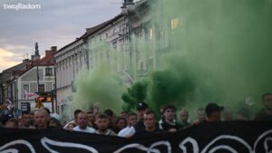 Kibice Radomiaka upamiętnili 49. rocznicę Czerwca ’76 marszem w centrum Radomia. Fani Zielonych przeszli od rynku pod pomnik wydarzeń czerwcowych, gdzie złożyli kwiaty. Całe wydarzenie uświetniły odpalone race.