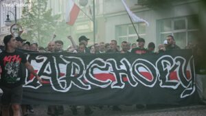 Kibice Radomiaka upamiętnili 49. rocznicę Czerwca ’76 marszem w centrum Radomia. Fani Zielonych przeszli od rynku pod pomnik wydarzeń czerwcowych, gdzie złożyli kwiaty. Całe wydarzenie uświetniły odpalone race.