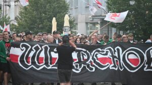 Kibice Radomiaka upamiętnili 49. rocznicę Czerwca ’76 marszem w centrum Radomia. Fani Zielonych przeszli od rynku pod pomnik wydarzeń czerwcowych, gdzie złożyli kwiaty. Całe wydarzenie uświetniły odpalone race.