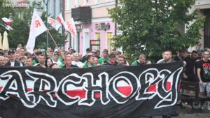 Kibice Radomiaka upamiętnili 49. rocznicę Czerwca ’76 marszem w centrum Radomia. Fani Zielonych przeszli od rynku pod pomnik wydarzeń czerwcowych, gdzie złożyli kwiaty. Całe wydarzenie uświetniły odpalone race.