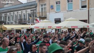Kibice Radomiaka upamiętnili 49. rocznicę Czerwca ’76 marszem w centrum Radomia. Fani Zielonych przeszli od rynku pod pomnik wydarzeń czerwcowych, gdzie złożyli kwiaty. Całe wydarzenie uświetniły odpalone race.