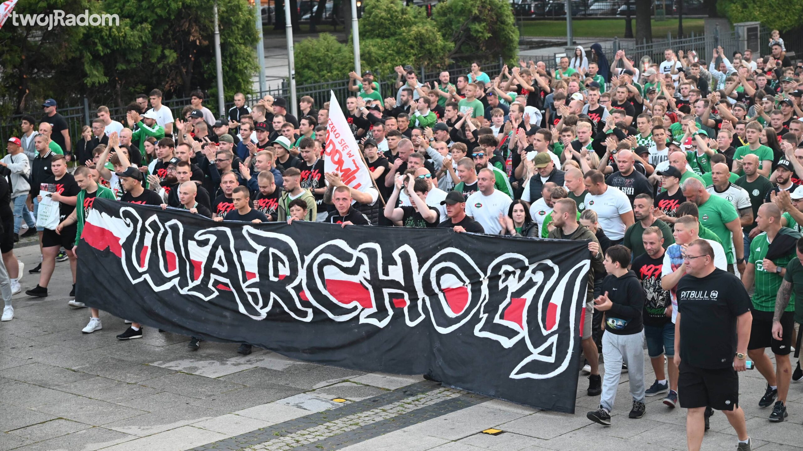 Kibice Radomiaka upamiętnili 49. rocznicę Czerwca ’76 marszem w centrum Radomia. Fani Zielonych przeszli od rynku pod pomnik wydarzeń czerwcowych, gdzie złożyli kwiaty. Całe wydarzenie uświetniły odpalone race.