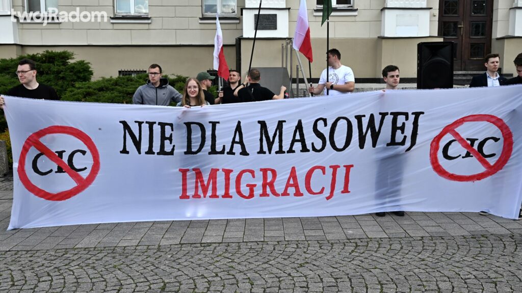 Województwo kujawsko-pomorskie rezygnuje z utworzenia Centrów Integracji Cudzoziemców. Zarząd Województwa wycofał uchwałę, która wcześniej akceptowała projekt zakładający stworzenie CIC w regionie. To efekt społecznych protestów oraz rosnącej presji politycznej. Uchwała została oficjalnie uchylona 9 czerwca 2025 roku. Przekazano ją do rąk własnych podczas sesji Rady Miasta Torunia.